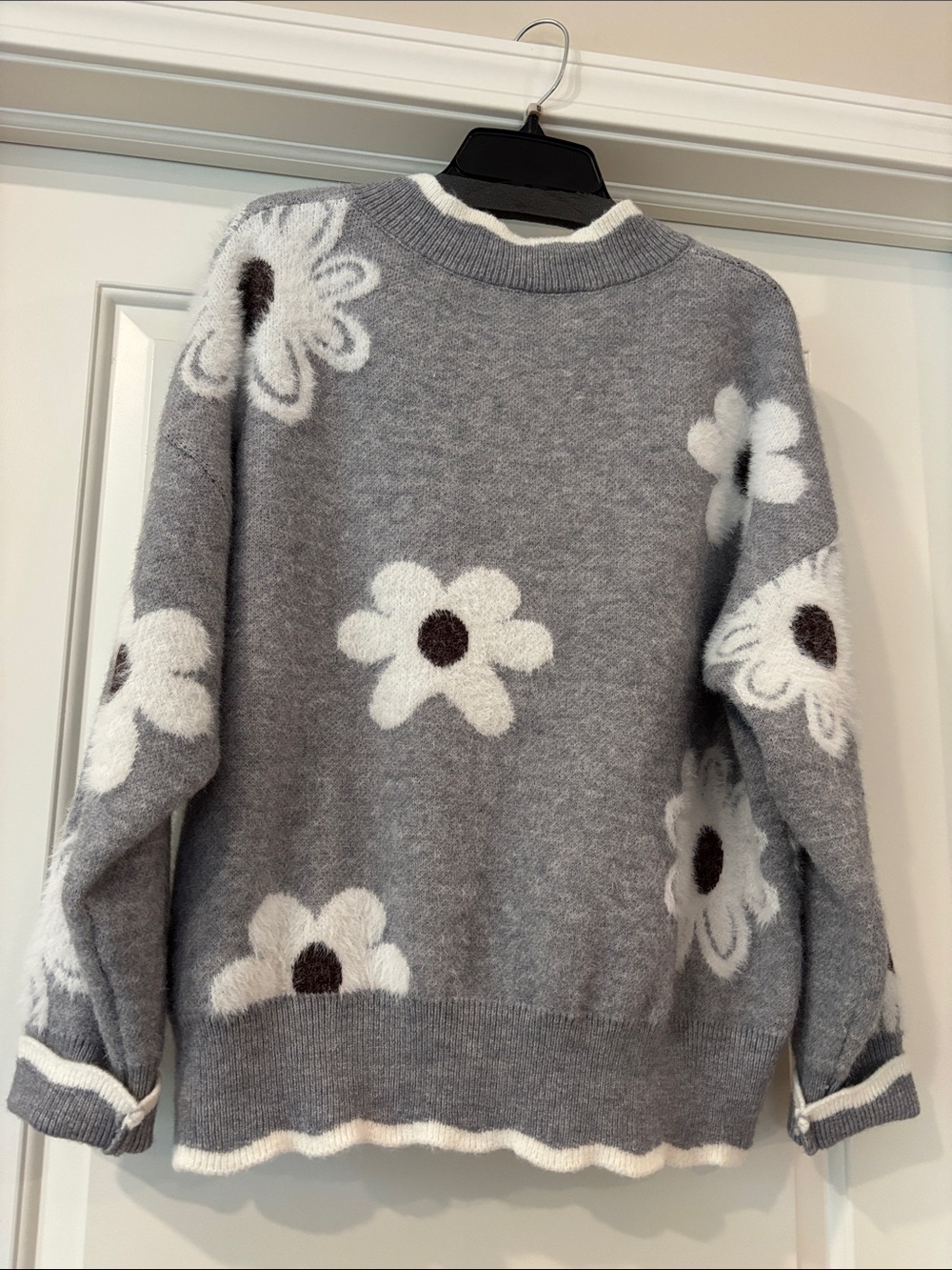 New w/o Tags - Grey Floral V-Neck Sweater with White Daisies M/L - Picture 2 of 2